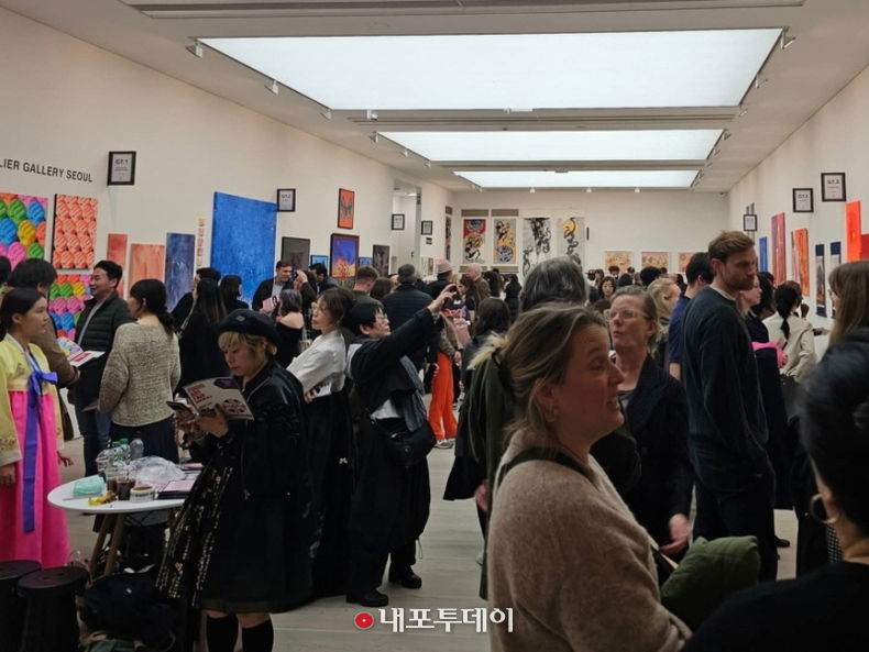 (사진: 런던 사치갤러리 전시 전경)