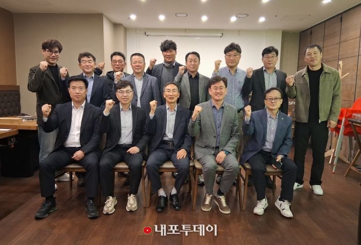 아산시·천안시와 생활권 현안 공유 및 상생협력 논의(첫 번째 줄 왼쪽에서 세 번째 방효찬 아산시 도시개발국장, 네 번째 이경열 천안시 도시주택국장)