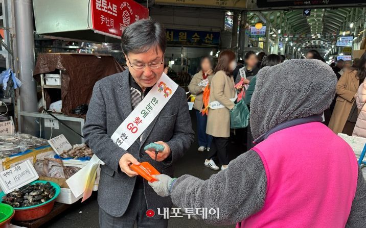 (동부전통시장 거리 홍보 후)기념촬영하는 모습